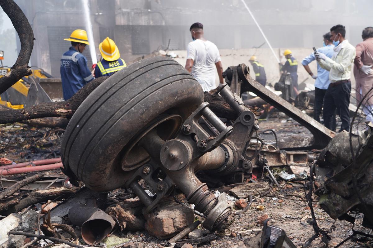 Tragedia aérea en la India: avión se estrella en residencia de estudiantes del BJ Medical College