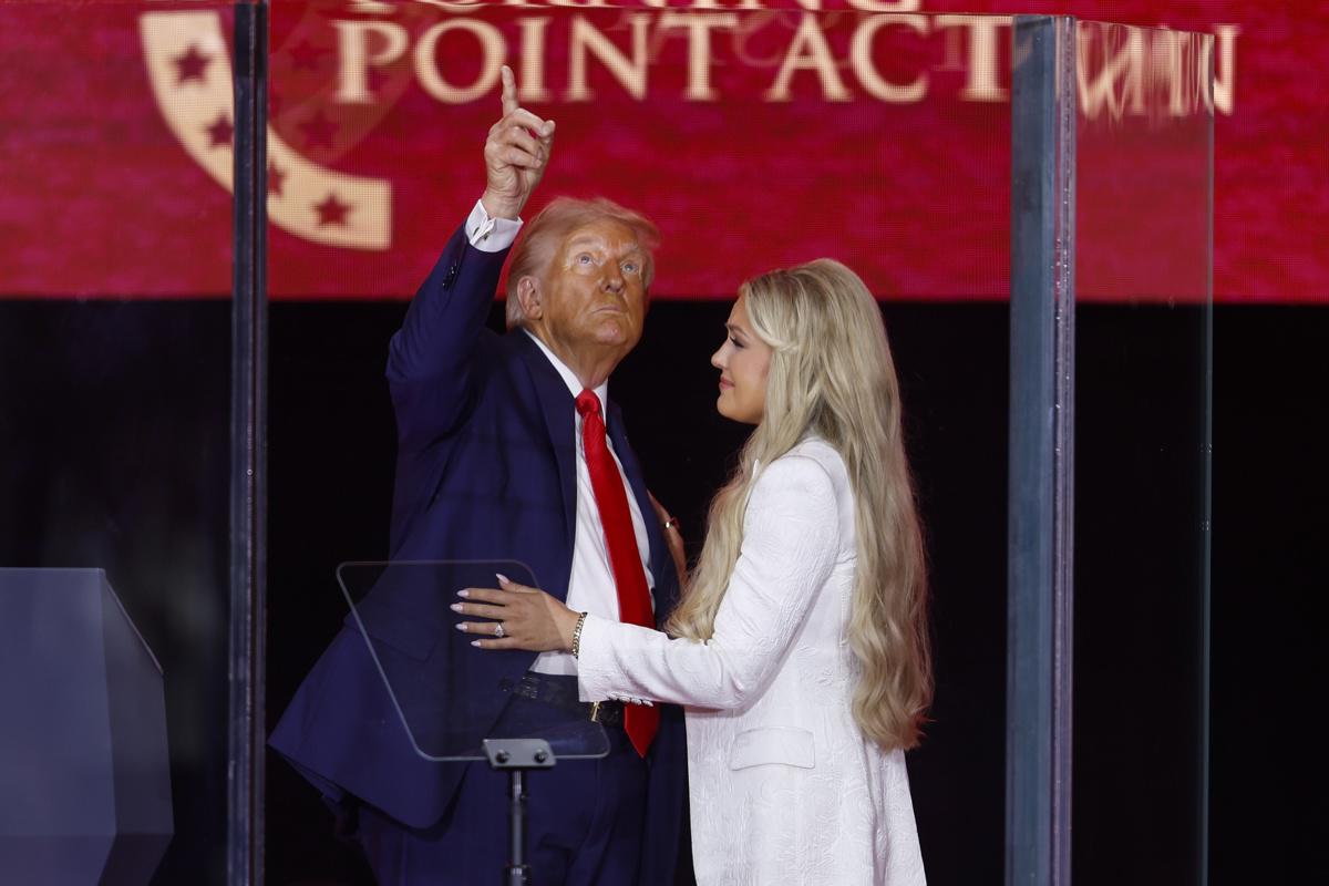 Trump honra a Charlie Kirk calificándolo como uno de los más grandes patriotas de EEUU