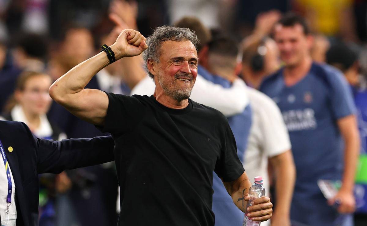 <i>El entrenado del PSG Luis Enrique tras el partido de la Liga de Campeones UEFA entre Paris Saint-Germain y Arsenal en el estadio Puskas Arena en Budapest, Hungría. EFE/EPA/ANNA SZILAGYI</i>