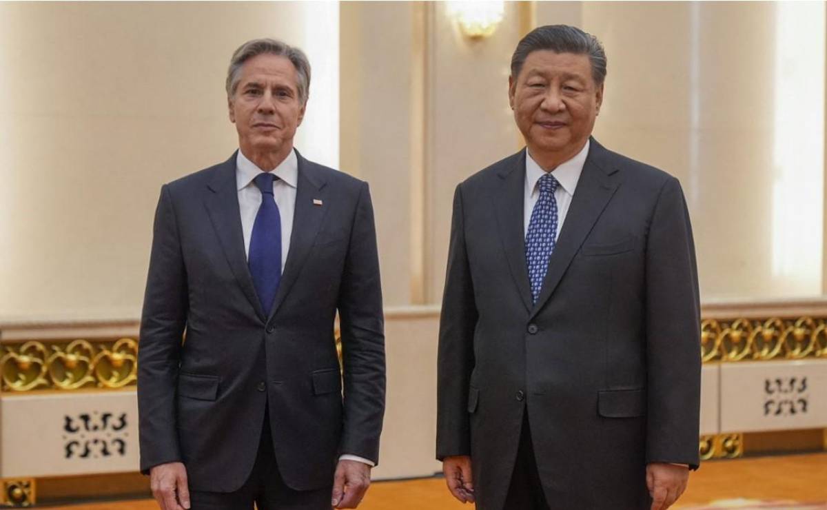 <i>El secretario de Estado de Estados Unidos, Antony Blinken (izq.), se reúne con el presidente de China, Xi Jinping, en el Gran Salón del Pueblo de Beijing el 26 de abril de 2024. FOTO Mark Schiefelbein / PISCINA / AFP</i>