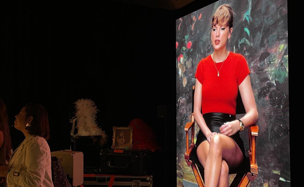 Fotografía de archivo, tomada en septiembre de 2026, de un retrato de la cantante estadounidense Taylor Swift (d) en una galería de Manhattan (Nueva York, EE.UU.). EFE/Alicia Sánchez