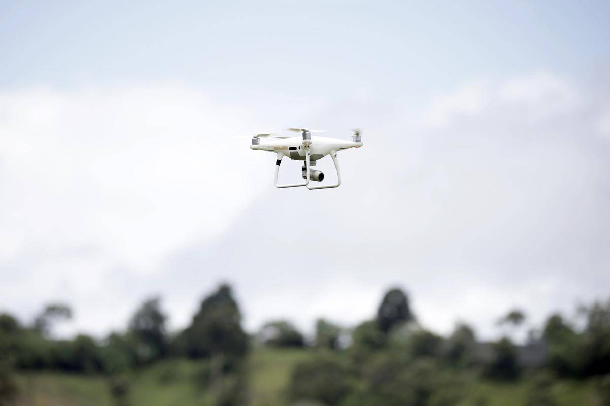 Los drones brindan numerosas posibilidades para los productores que van desde la aplicación inteligente de productos en las plantaciones y fincas, hasta realizar tareas para el ordenamiento territorial y de prácticas productivas. EFE/Jeffrey Arguedas