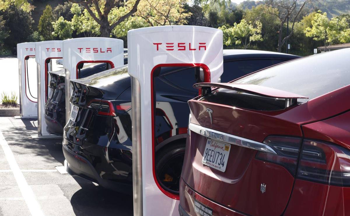 <i>Fotografía de archivo, tomada el pasado 22 de abril, en la que se captó la parte trasera de varios automóviles eléctricos de la compañía estadounidense Tesla, en Walnut Creek (California, EE.UU.EFE/John G. Mabanglo</i>