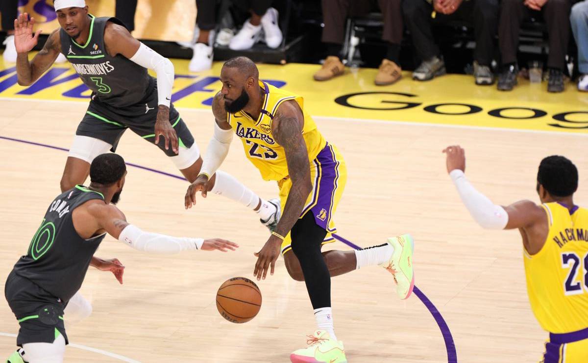 <i>Fotografía de archivo del primero de mayo de 2025 del jugador de los Angeles Lakers LeBron James (c) durante un partido de la NBA. EFE/ALLISON DINNER</i>
