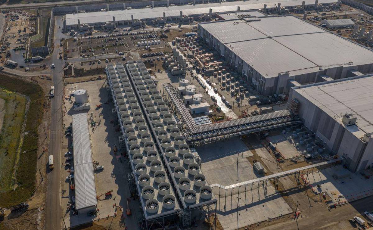 El centro Fairwater, en el que Microsoft ha invertido unos US$3.300, está en el mismo terreno donde el presidente Donald Trump prometió en 2018 que la multinacional taiwanesa Foxconn construiría una fábrica valorada en US$10.000 millones, algo que nunca se materializó. Foto de cortesía