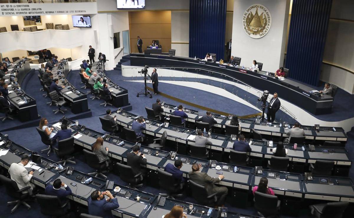 <i>Diputados participan en una sesión plenaria este jueves en San Salvador (El Salvador). La Asamblea Legislativa de El Salvador, dominada por el partido gobernante Nuevas Ideas (NI), ratificó una reforma constitucional para que los salvadoreños que viven en el extranjero tengan una representación directa en el Órgano Legislativo, como solicitó el presidente Nayib Bukele. EFE/Rodrigo Sura</i>