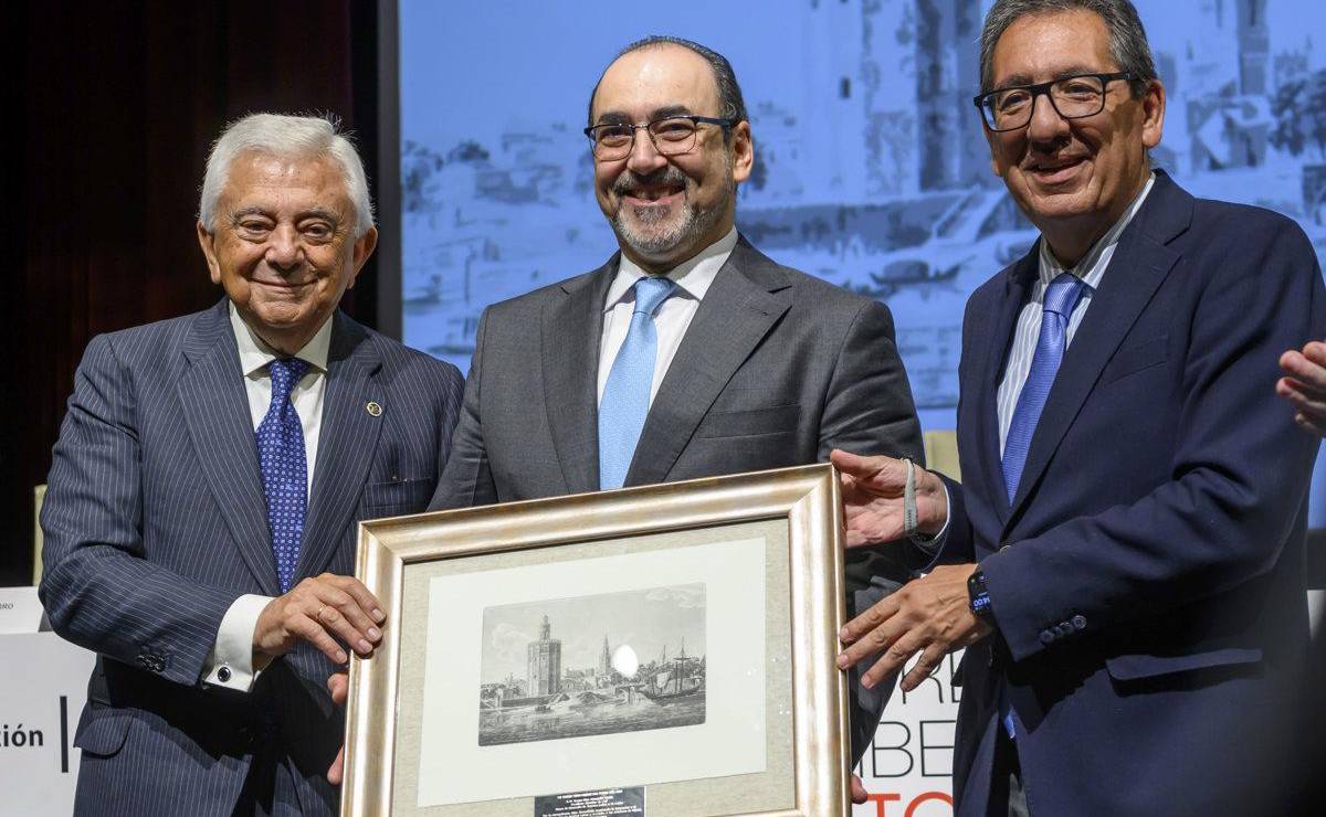 <i> Sergio Díaz-Granados (c), presidente ejecutivo de CAF (Banco de Desarrollo de América Latina), ha recibido, de manos de el presidente de la Fundación Cajasol, Antonio Pulido (d), y el presidente de la Cámara de Comercio de Sevilla, Francisco Herrero (i), un reconocimiento en la séptima edición del Premio Iberoamericano Torre del Oro promovida por la Cámara de Comercio de Sevilla, en colaboración con la Fundación Cajasol. EFE/ Raúl Caro.</i>
