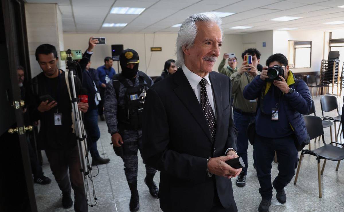 <i>El periodista José Rubén Zamora Marroquín camina a su llegada a una audiencia este jueves, en el Juzgado Segundo Penal en Ciudad de Guatemala (Guatemala). Un juez penal guatemalteco otorgó el arresto domiciliario por uno de los tres casos que enfrenta el reconocido periodista José Rubén Zamora Marroquín, encarcelado desde hace casi cuatro años y quien está a la espera de una resolución en otro caso en su contra. EFE/ STR</i>