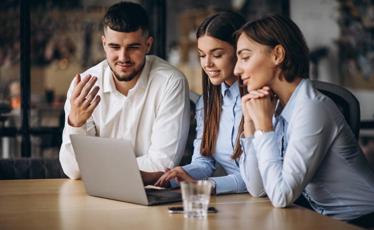 <i>El trabajo en equipo y la adaptabilidad aparecen consistentemente entre las cinco habilidades más valoradas, independientemente de la industria. Foto de iStock</i>