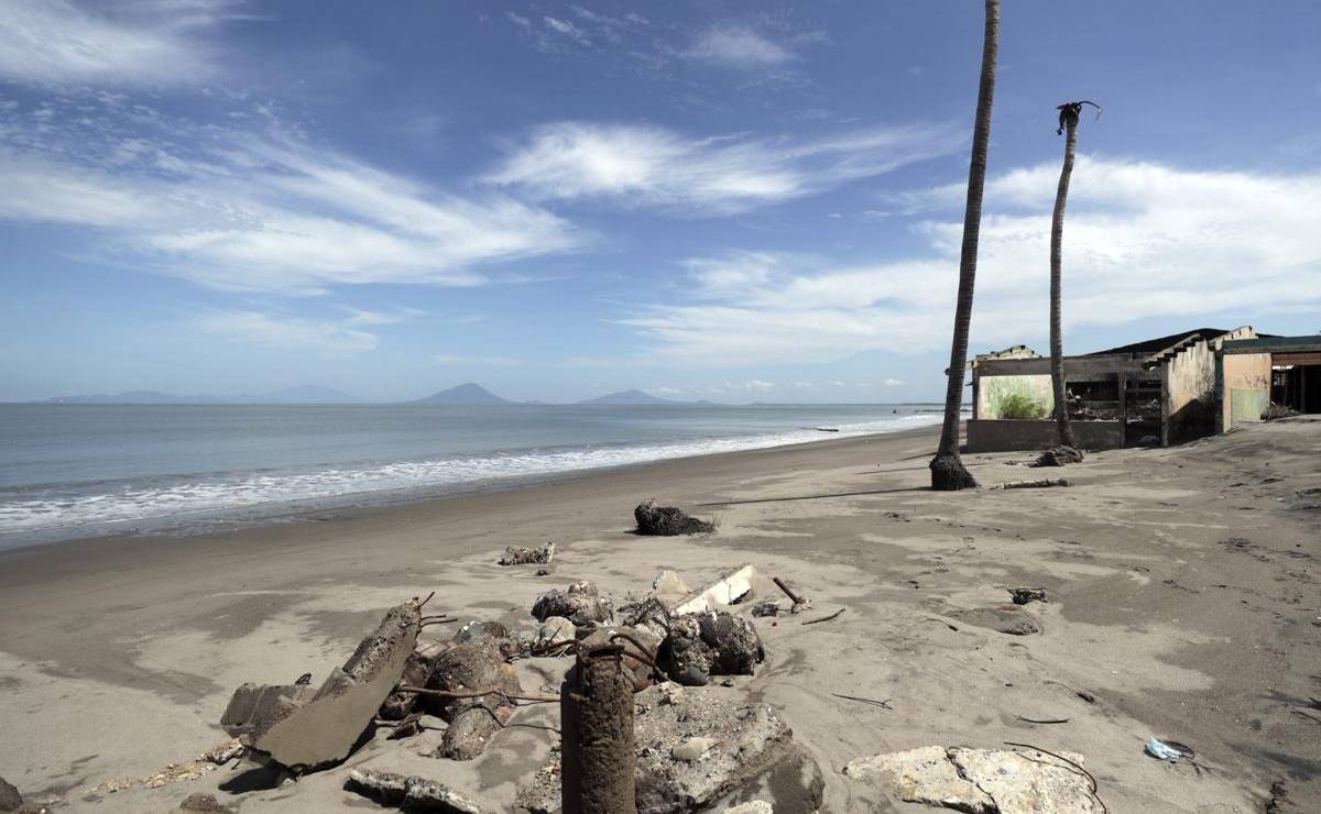 Fotografía del 18 de junio de 2026 que muestra escombros de casas destruidas en la aldea Cedeño, al sur de Honduras. EFE/Gustavo Amador