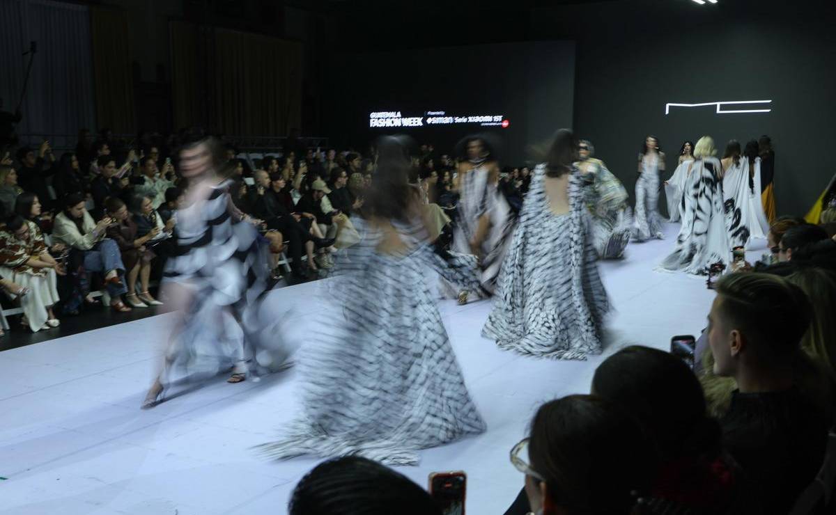<i>Modelos desfilan con prendas del diseñador estadounidense Michael Costello durante la inauguración de la décimosegunda edición del Guatemala Fashion Week (GTFW) este martes, en Ciudad de Guatemala (Guatemala). La GTFW arrancó consolidándose como la principal plataforma de moda de la región con el objetivo de internacionalizar el diseño nacional y promover la sostenibilidad. EFE/ Mariano Macz</i>