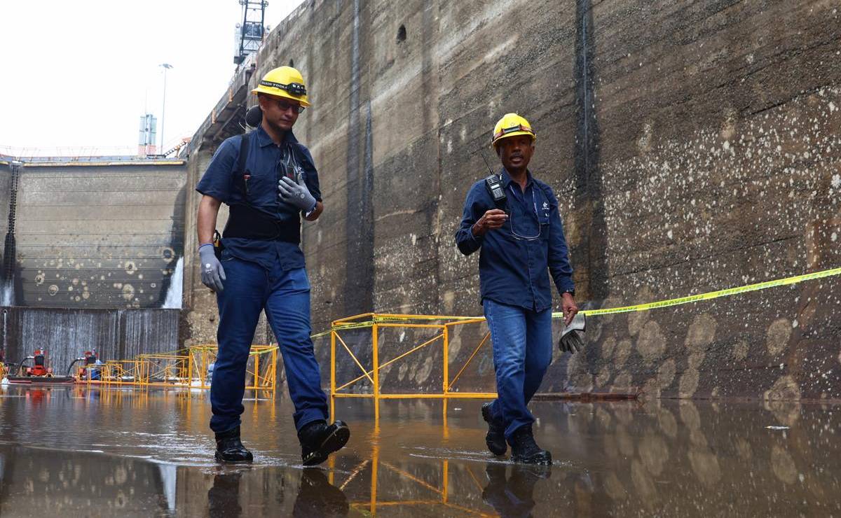 <i>Personas trabajan en el reacondicionamiento de las esclusas centenarias de Gatún, en el Canal de Panamá en Colón (Panamá). EFE/ Carlos Lemos</i>