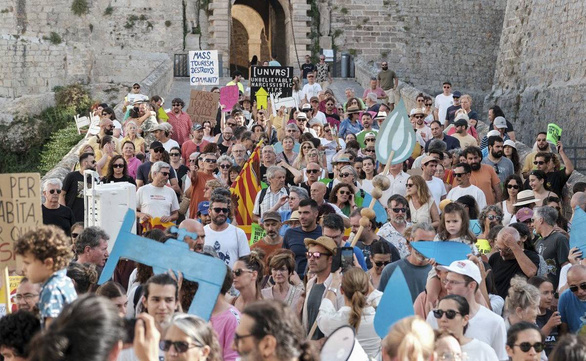 <i>Manifestación convocada por 'Caviem el rumb' contra la masificación turística este domingo, en Ibiza (Islas Baleares). Miles de personas se manifestaron este domingo en varias ciudades españolas como Barcelona, Palma, San Sebastián y Granada contra el turismo masivo, un modelo que, según denuncian, expulsa a los vecinos de los barrios y dispara el precio de la vivienda. EFE/ Sergio G. Canizares</i>