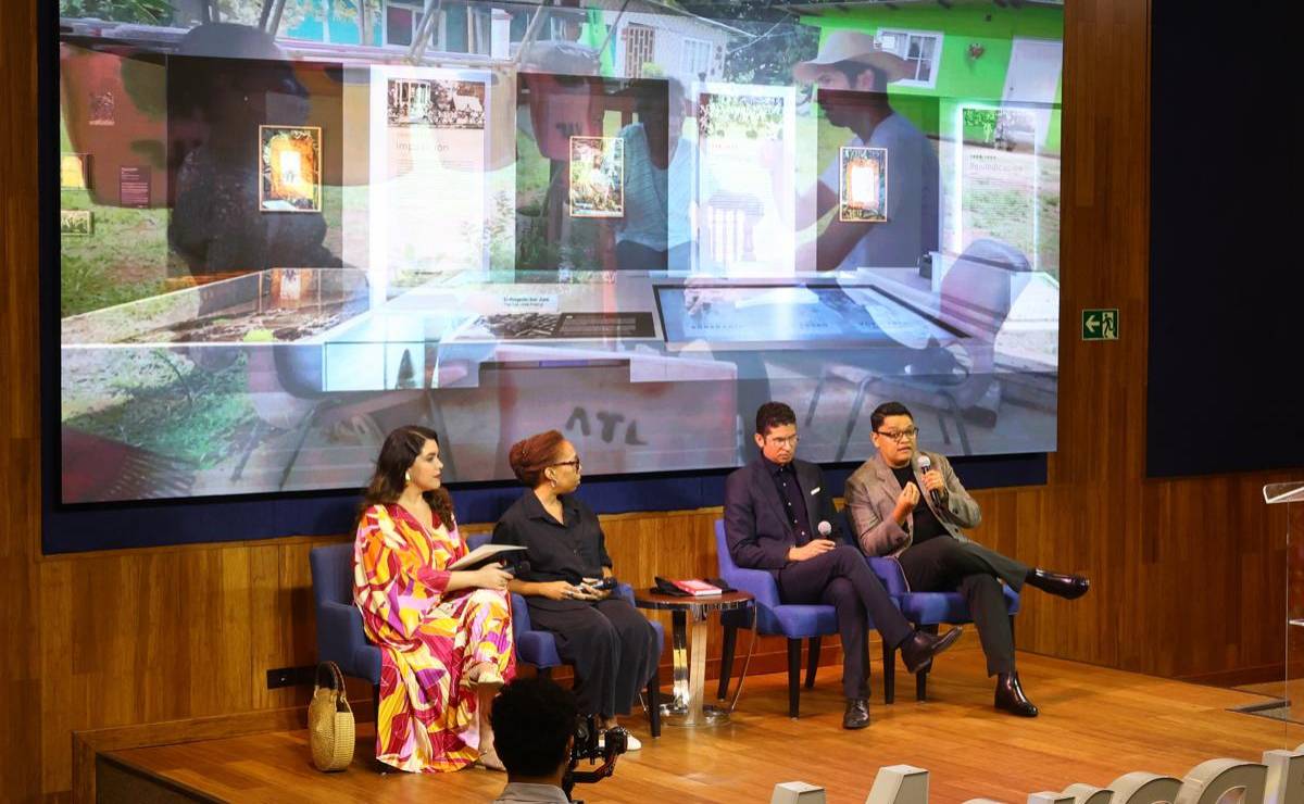 <i>El curador del Museo del Canal, Román Flórezel (d) habla junto al artista residente FARO 2023, Alfredo Martíz (2-d), a la artista residente FARO 2022, Gianna De Dier (2-i), y la directora ejecutiva del Museo del Canal y curadora en jefe, Ana Elizabeth González, durante un evento, en Ciudad de Panamá (Panamá). EFE/ Carlos Lemos</i>