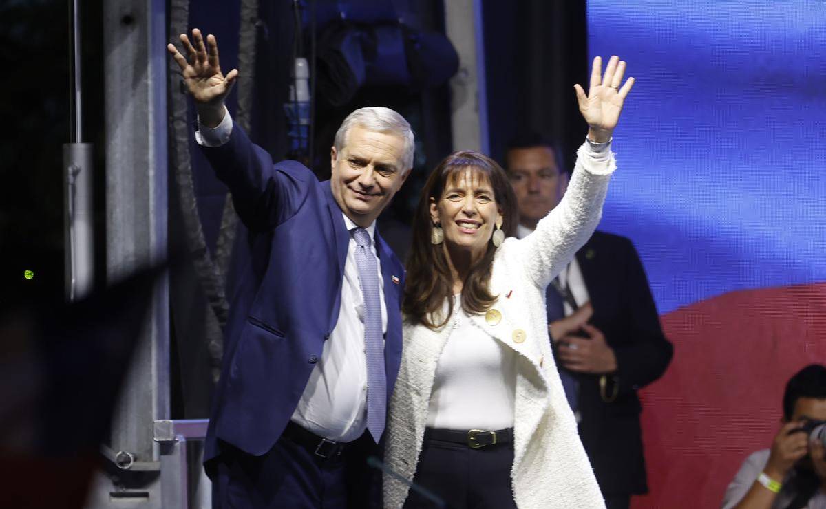 AME8282. SANTIAGO (CHILE), 14/12/2025.- El candidato a la Presidencia de Chile por el Partido Republicano y Social Cristiano, José Antonio Kast, saluda junto a su esposa, Pía Adriasola, tras ganar la segunda vuelta de las elecciones presidenciales este domingo, en Santiago (Chile). Kast dijo en su primer discurso tras su apabullante victoria en la segunda vuelta que será el presidente de todos, sin excepción, y que va a haber un cambio real en el país. EFE/ Elvis González