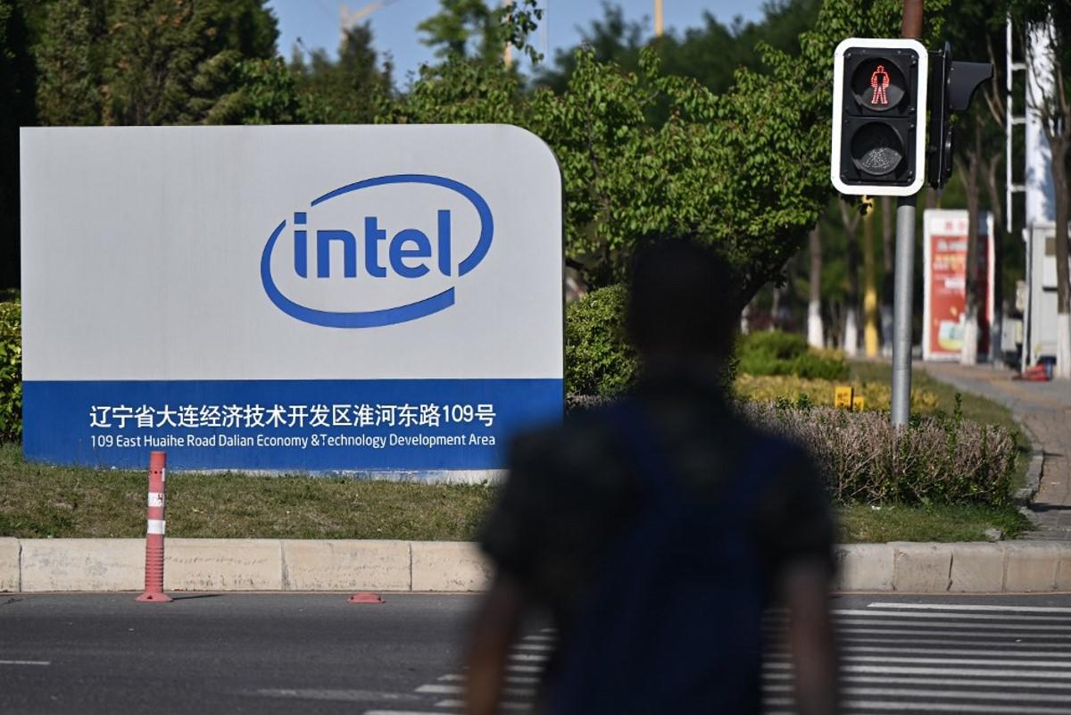 Intel venderá parte de su negocio de chips programables destinados a la IA