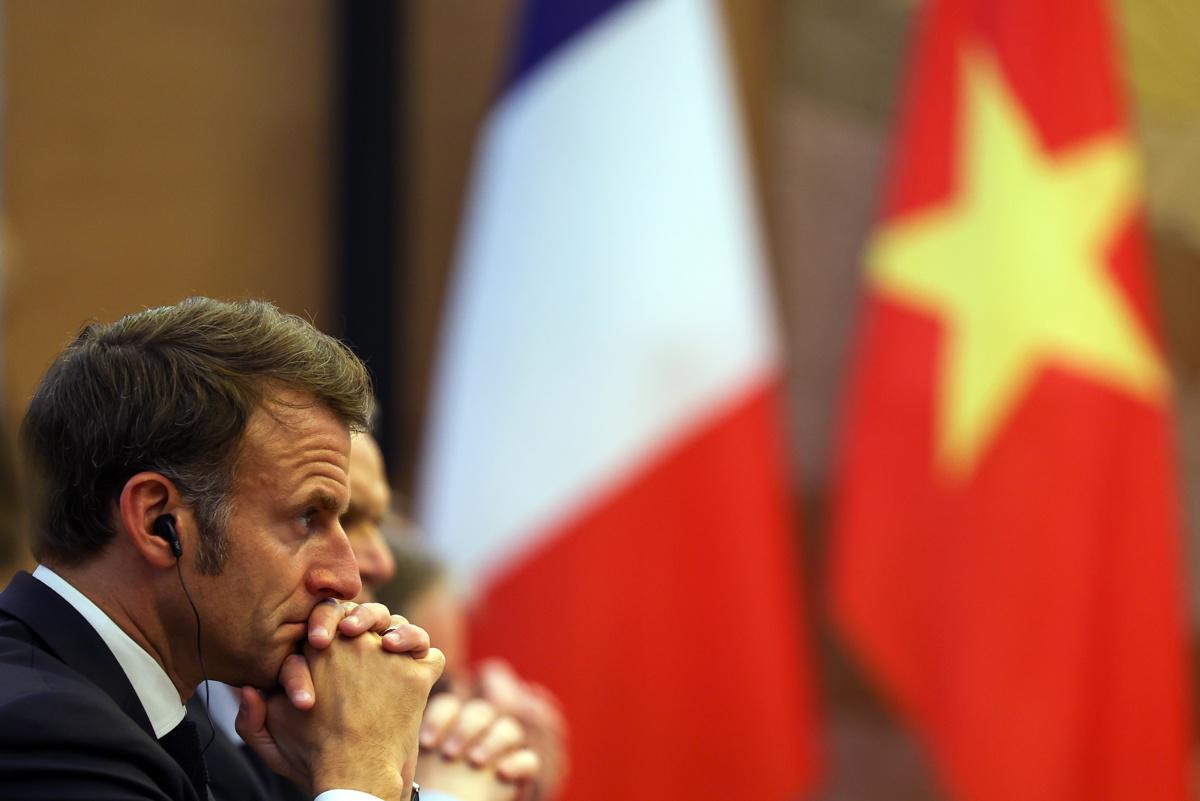 ¿Qué sucedió entre el presidente de Francia y su esposa dentro de un avión? Macro pide 'no perder el tiempo'