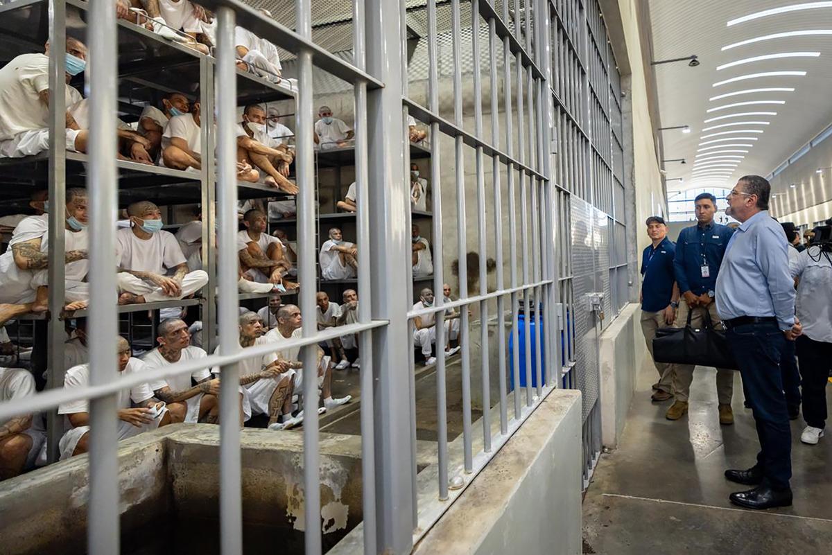 Presidente de Costa Rica recorre en El Salvador la megacárcel CECOT para pandilleros