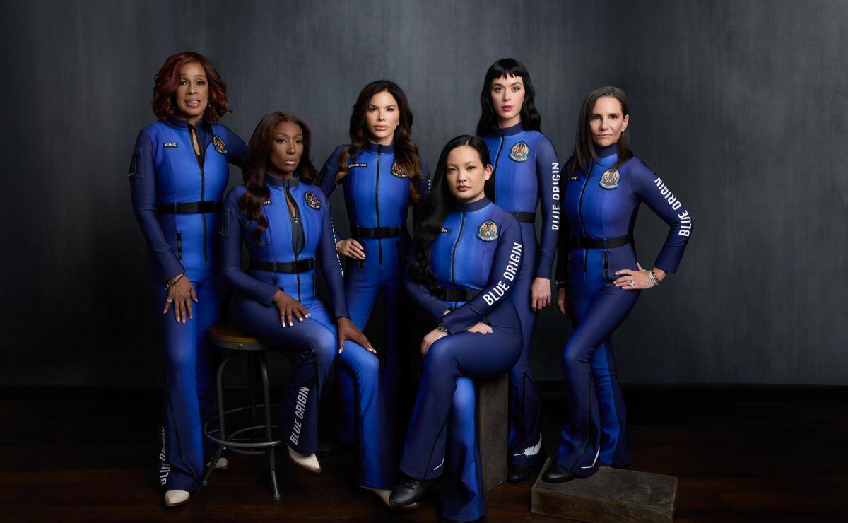 <i>AME9422. SAN ANTONIO (ESTADOS UNIDOS), 14/04/2025.- Fotografía tomada de una publicación en la cuenta oficial de Blue Origin en la red social X que muestra desde la izquierda a la presentadora Gayle King, la ingeniera Aisha Bowe, la prometida de Jeff Bezos Lauren Sánchez, la activista Amanda Nguyen, la cantante Katy Perry y la productora Kerianne Flynn, tripulantes de la misión NS-31 de Blue Origin. La misión NS-31 de Blue Origin despegó con éxito al límite de la atmósfera. Esta es la primera misión del cohete New Shepard, de las 11 que ya ha completado con tripulación, en la que todas los ocupantes son mujeres. EFE/ @blueorigin </i>