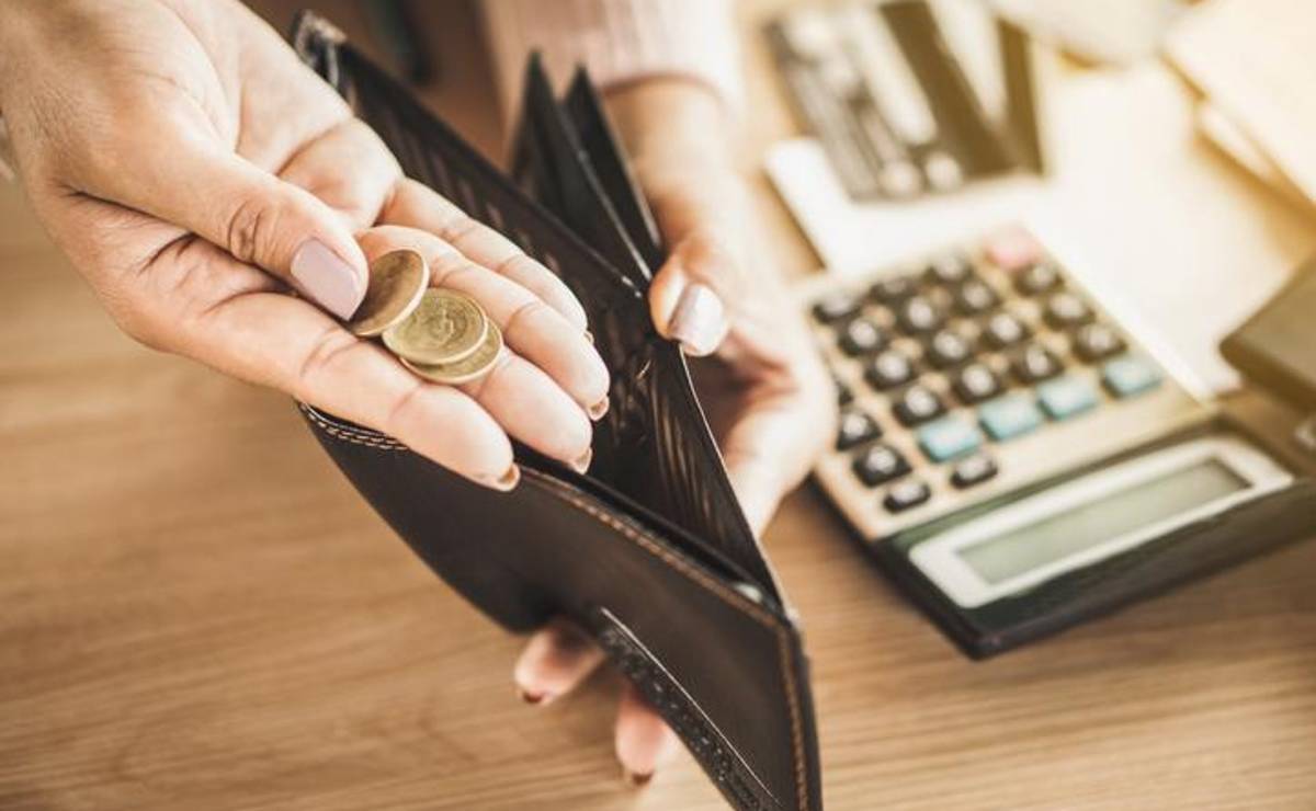 <i>Aunque los montos y los ritmos de ajuste son dispares, el común denominador en la región es la búsqueda de mayor estabilidad social en un contexto aún marcado por la informalidad y la desigualdad. Foto de Doucefleur / Getty Images/iStockphoto</i>