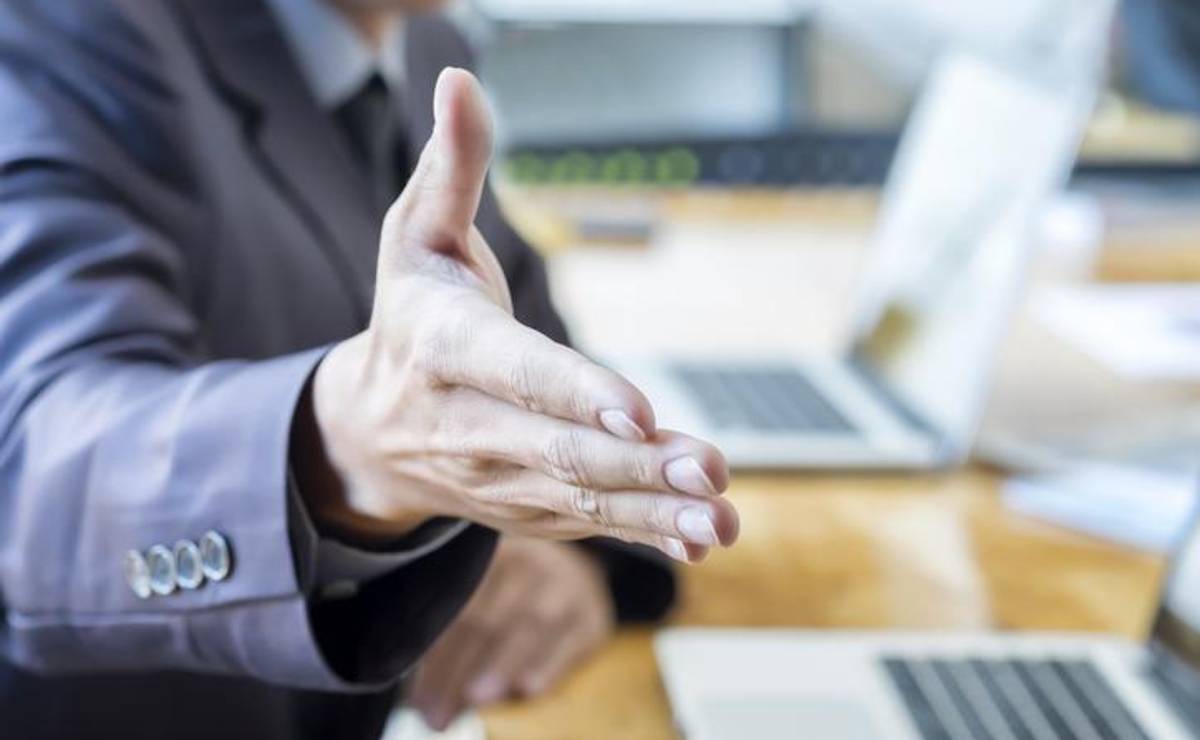 <i>Las entrevistas no sirven únicamente para que la empresa evalúe al candidato; también representan una oportunidad para que las personas descubran si realmente existe compatibilidad con la organización. ijeab / Getty Images/iStockphoto</i>