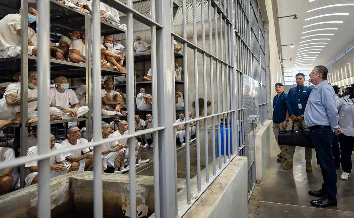 <i>Fotografía cedida por el Gobierno de El Salvador que muestra al presidente de Costa Rica, Rodrigo Chaves (d), recorriendo el Centro de Confinamiento del Terrorismo (Cecot) este viernes, en Tecoluca (El Salvador). Chaves recorrió el Cecot y se convierte así en el primer mandatario en visitar la cárcel de máxima seguridad, a la que también han llegado la secretaria de Seguridad Nacional de Estados Unidos, Kristi Noem, la exministra de Seguridad del Gobierno argentino de Javier Milei, Patricia Bullrich, y funcionarios de otros países. EFE/ Gobierno de El Salvador </i>