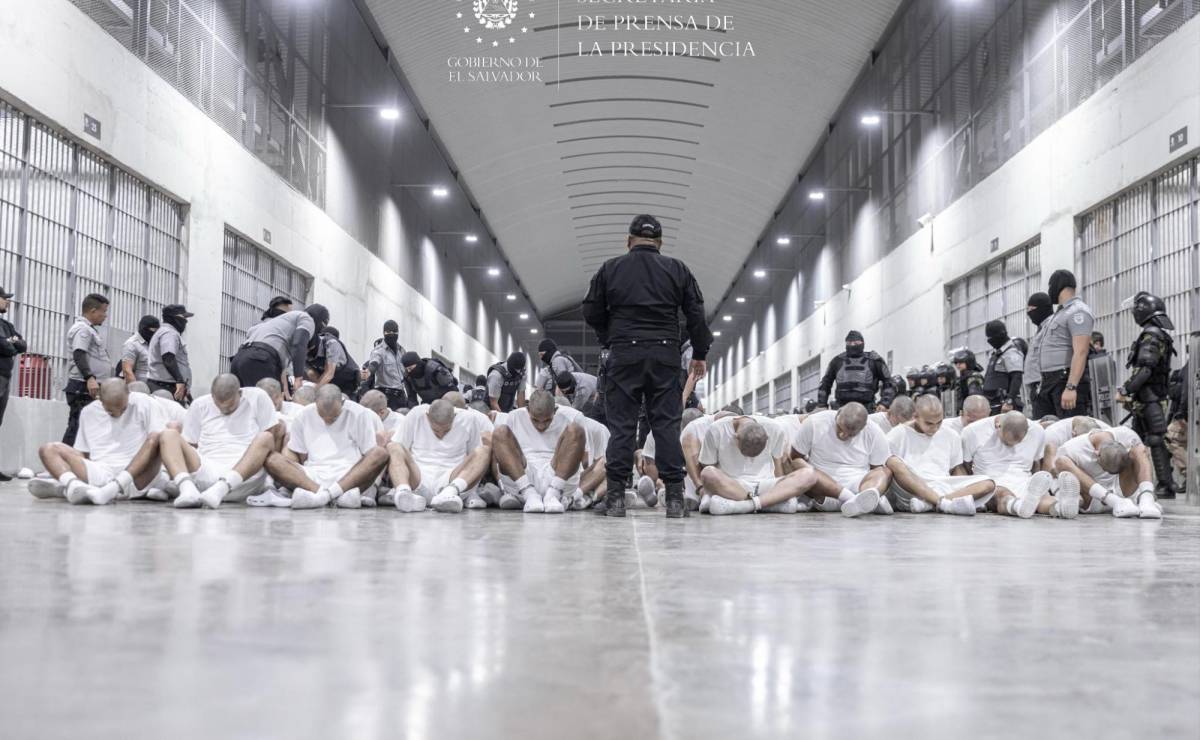 <i>El Cecot fue construido para recluir a parte de los más de 70.000 pandilleros detenidos bajo un régimen de excepción que fue decretado por la Asamblea Legislativa a petición de Nayib Bukele. Foto de cortesía</i>