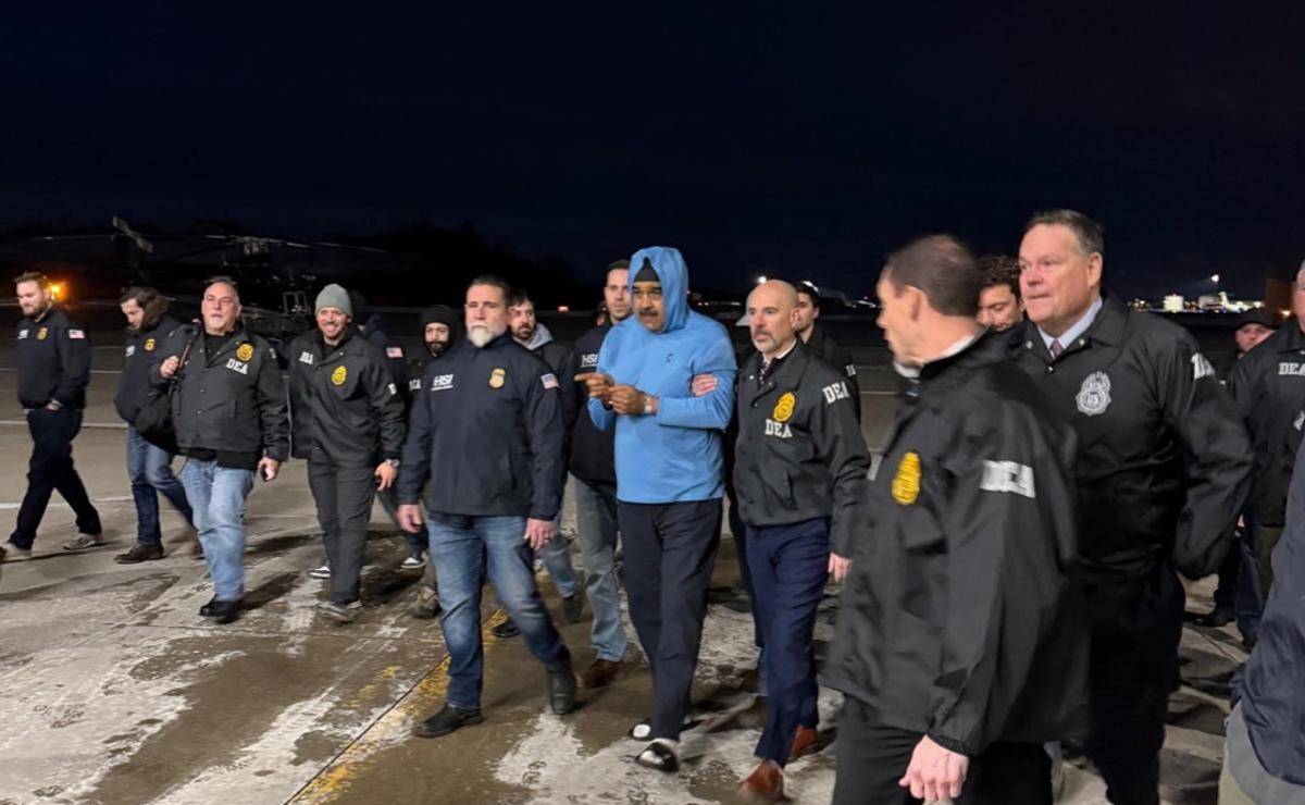 <i>Fotografía que muestra al presidente de Venezuela, Nicolás Maduro (c), escoltado por agentes de la Administración para el Control de Drogas (DEA) este sábado, en Nueva York (Estados Unidos). Maduro descendió esposado del avión militar Boeing 757 que lo trasladó a Nueva York en medio del amplio operativo de custodia que lo acompaña. EFE/ Rastreo de Redes </i>