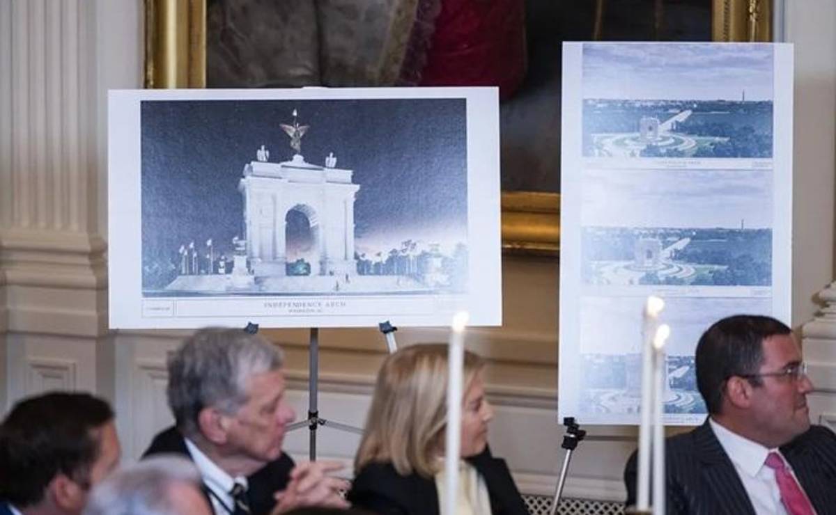 <i>Fotografía de archivo de las proyecciones del arco del triunfo propuesto por el presidente de Estados Unidos, Donald Trump, para Washington. (EFE/Jim Lo Scalzo/Pool)</i>