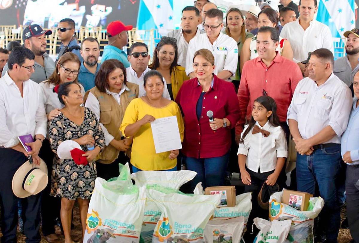 Honduras: presidenta entrega bonos tecnológicos a 650.000 productores
