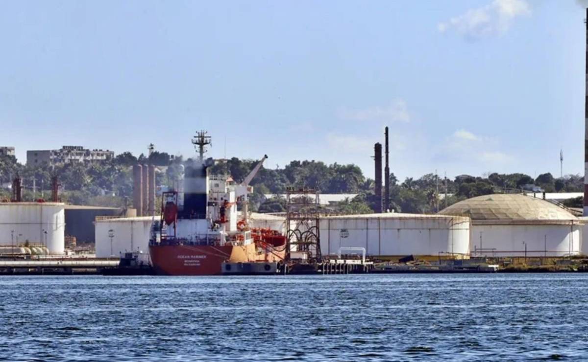 <i>Fotografía que muestra al buque petrolero Ocean Mariner, proveniente de México, frente a los muelles de la refinería Ñico López, el 10 de enero de 2026, en La Habana (Cuba). EFE/ Ernesto Mastrascusa</i>