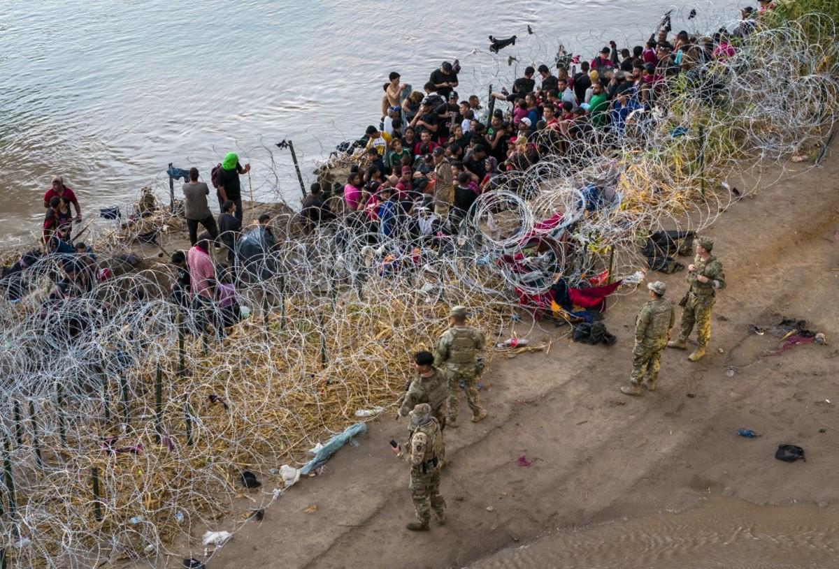 Cruces irregulares en la frontera de EEUU caen un 79 % a un récord mínimo en octubre