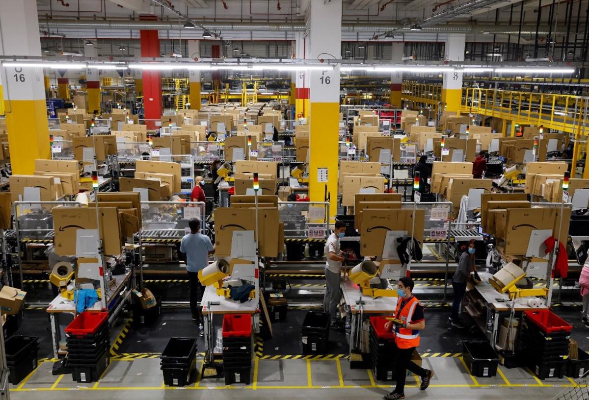 Imponen millonaria multa a Amazon por 'vigilancia de sus empleados'