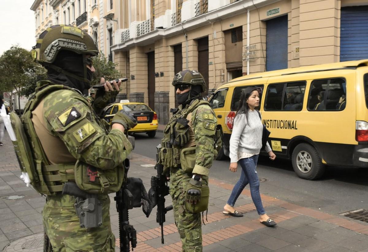 Ecuador declara estado de excepción y restringe derechos tras fuga de jefe criminal