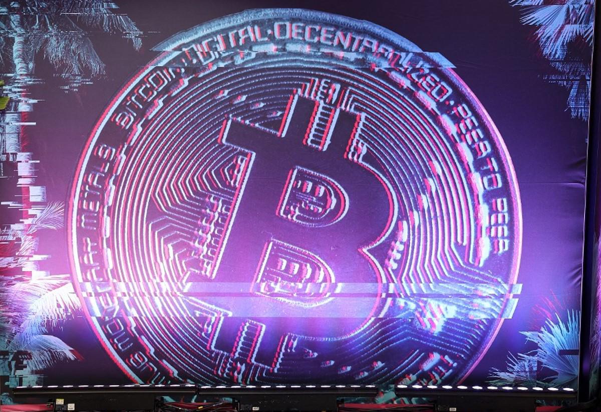 Precio del bitcoin se dispara tras mensaje en cuenta pirateada del regulador de EEUU