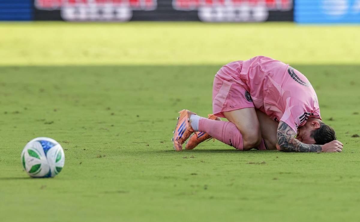 <i>El delantero del Inter Miami, Lionel Messi, cae durante la final de la Copa MLS 2025 entre el Inter Miami CF y el Vancouver Whitecaps FC en el Chase Stadium de Fort Lauderdale, Florida, EE. UU. EFE/EPA/CRISTOBAL HERRERA-ULASHKEVICH</i>