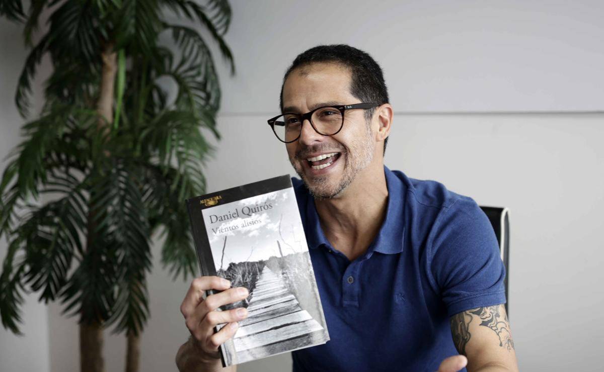 <i>El escritor costarricense Daniel Quirós resaltó la importancia de reflejar a través de la ficción, en obras como su nuevo libro 'Vientos alisios', la Costa Rica contemporánea caracterizada por su imagen verde y turística, pero que también enfrenta problemas sociales y económicos como la gentrificación, el narcotráfico y el daño ambiental. EFE/ Jeffrey Arguedas</i>
