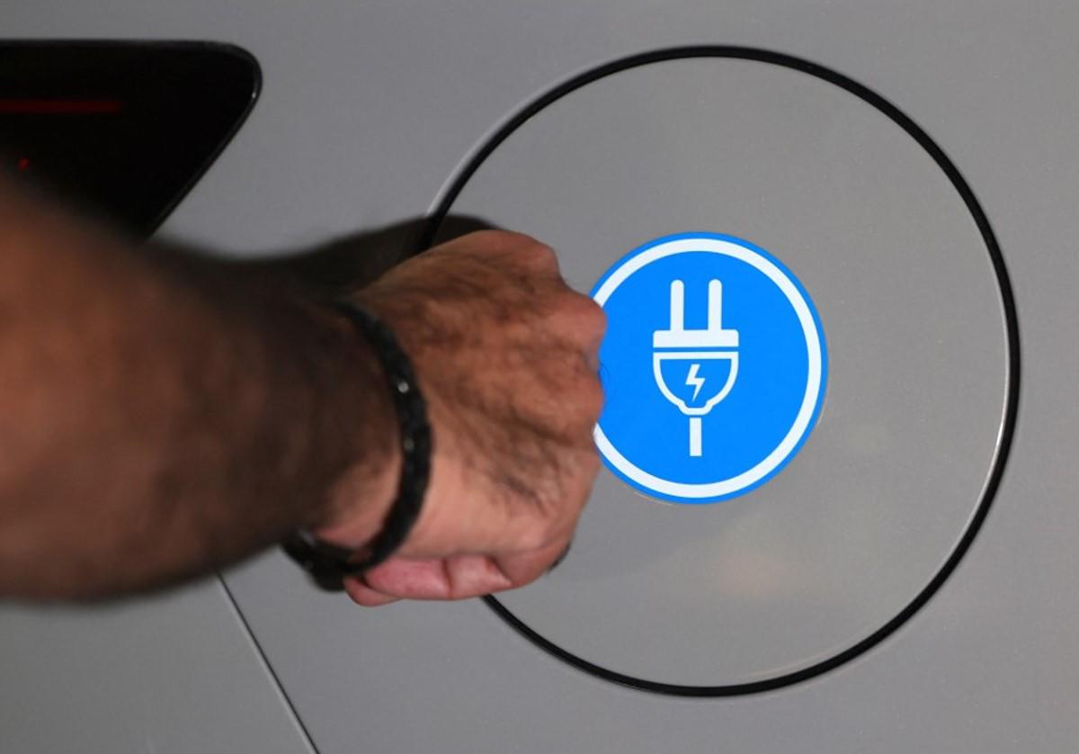 Ventas de autos eléctricos se estancan en EEUU, pero suben en el resto del mundo