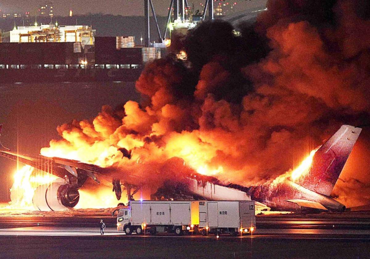 Dos aviones chocan en un aeropuerto de Tokio, Japón: cinco muertos y varios heridos