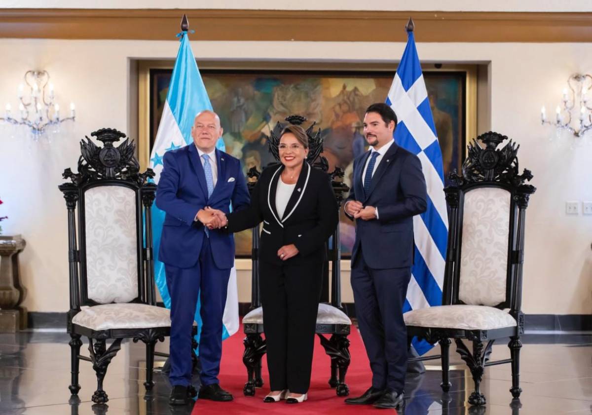 Presidenta de Honduras recibe cartas credenciales de nuevos embajadores de cuatro países