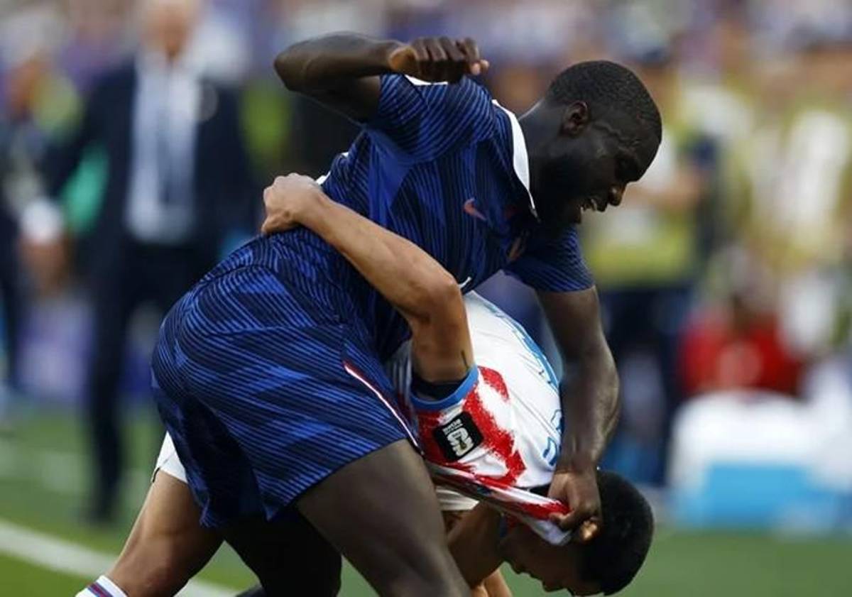 Dayot Upamecano (i) disputa un balón con Gustavo Caballero (d), durante el encuentro entre Francia y Paraguay por los octavos de final de la Copa Mundial, en Filadelfia (EE.UU.). EFE/EPA/Will Oliver