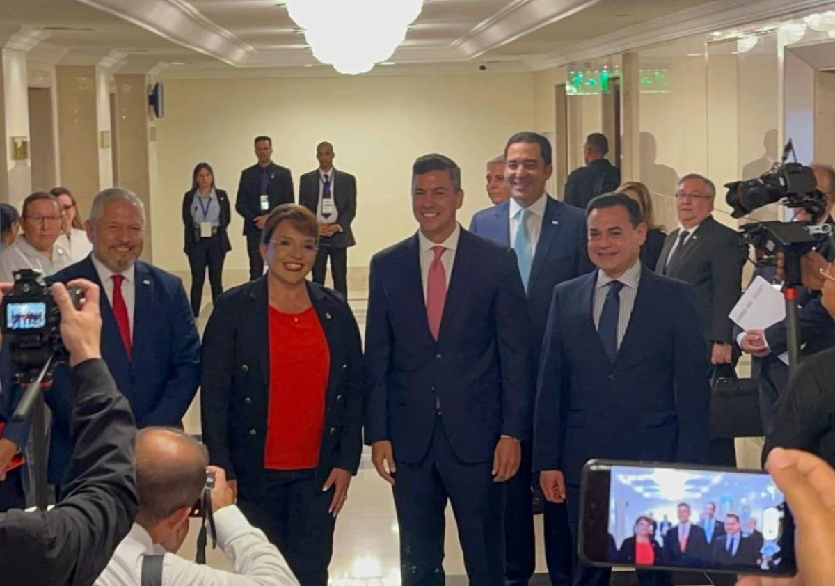 Xiomara Castro llega para la investidura del nuevo presidente de Uruguay