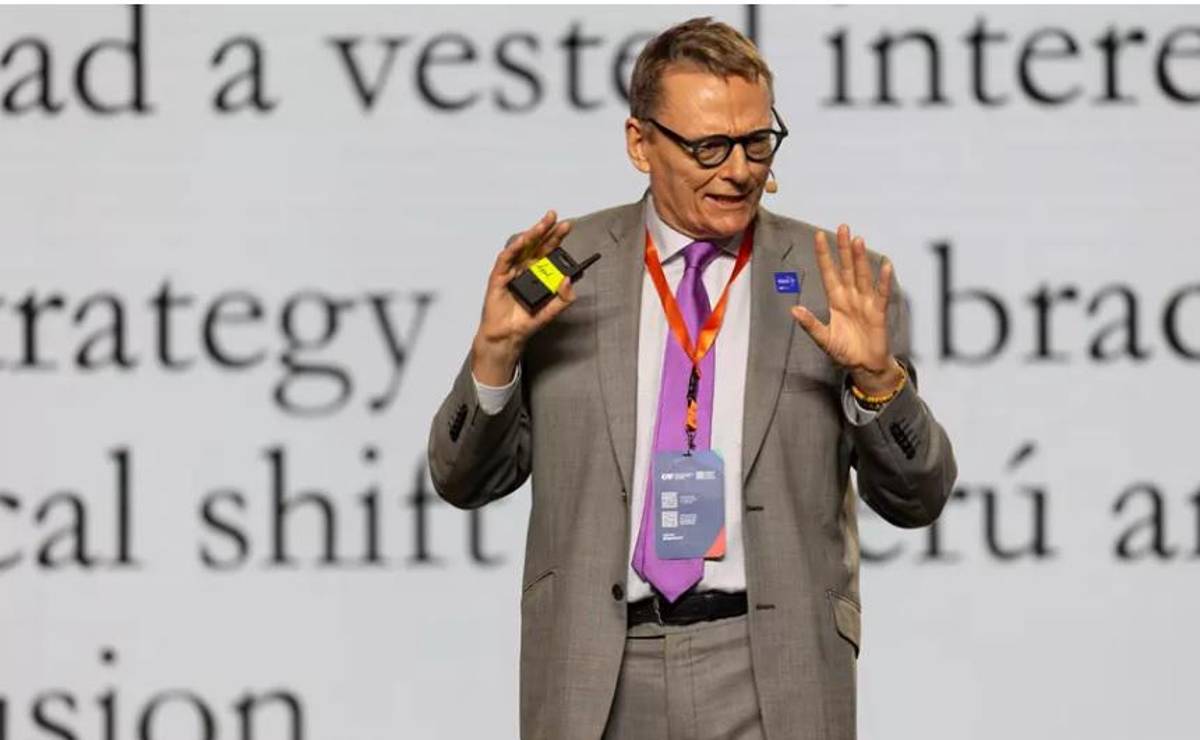 <i>“El desafío, planteó Robinson, no es copiar modelos externos de manera acrítica, sino construir soluciones propias, ancladas en la realidad de la región”. (Foto: CAF)</i>