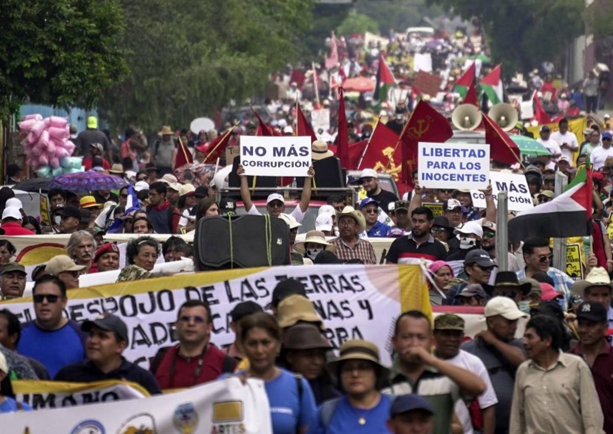 Trabajadores centroamericanos exigen mejoras políticas y salariales