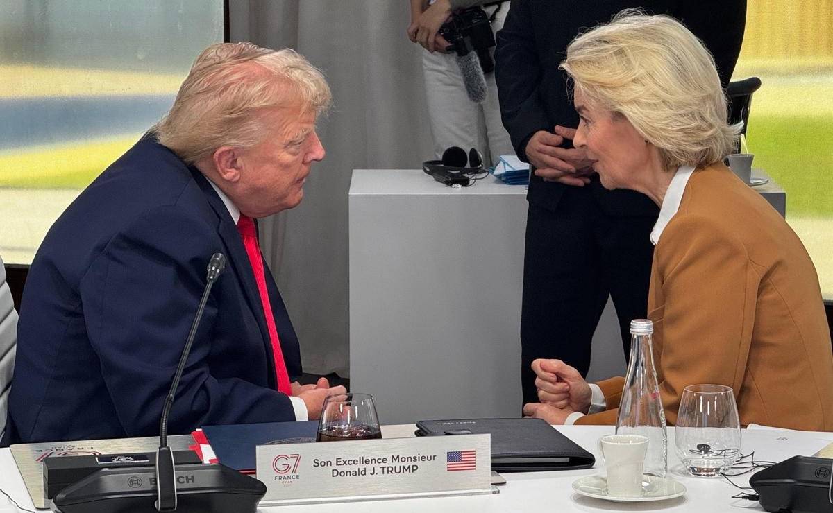 <i>La presidenta de la Comisión Europea, Ursula von der Leyen, conversa con el presidente de EE. UU,. Donald Trump, durante la cumbre del G7 que se celebra en Évian, Francia. Von der Leyen ha asegurado en un mensaje publicado este martes en su cuenta oficial de X que felicitó a Trump por su acuerdo con Irán: En Évian, felicité a @POTUS por su acuerdo con Irán. Ambos estamos de acuerdo en que debería significar un fin definitivo al programa nuclear de Irán. El Estrecho se reabrirá. Los precios del petróleo están cayendo. Y así es como la diplomacia da resultados. EFE/ @vonderleyen </i>
