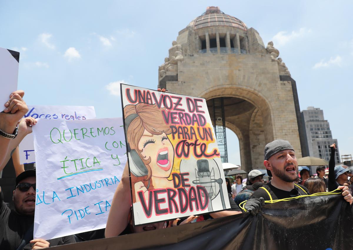 Artistas mexicanos exigen proteger las voces humanas ante herramientas de clonación con IA