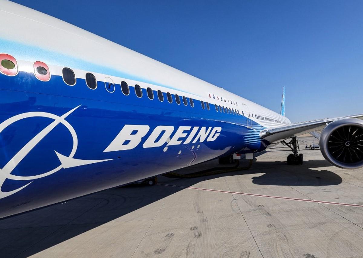 Un Boeing 777 aterriza de emergencia tras perder una rueda