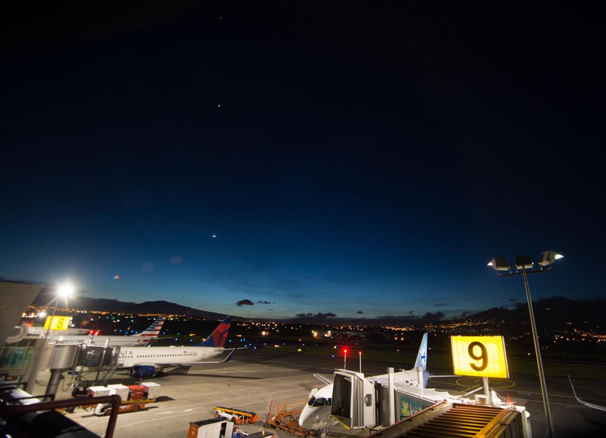 AERIS advierte sobre los riesgos que existen ante interferencias con luces láser a aeronaves