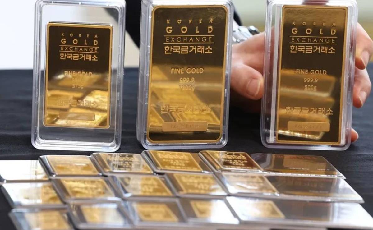 <i>Un empleado muestra lingotes de oro en la Bolsa de Oro de Corea, en Seúl. (Corea del Sur, Seúl) EFE/EPA/YONHAP</i>