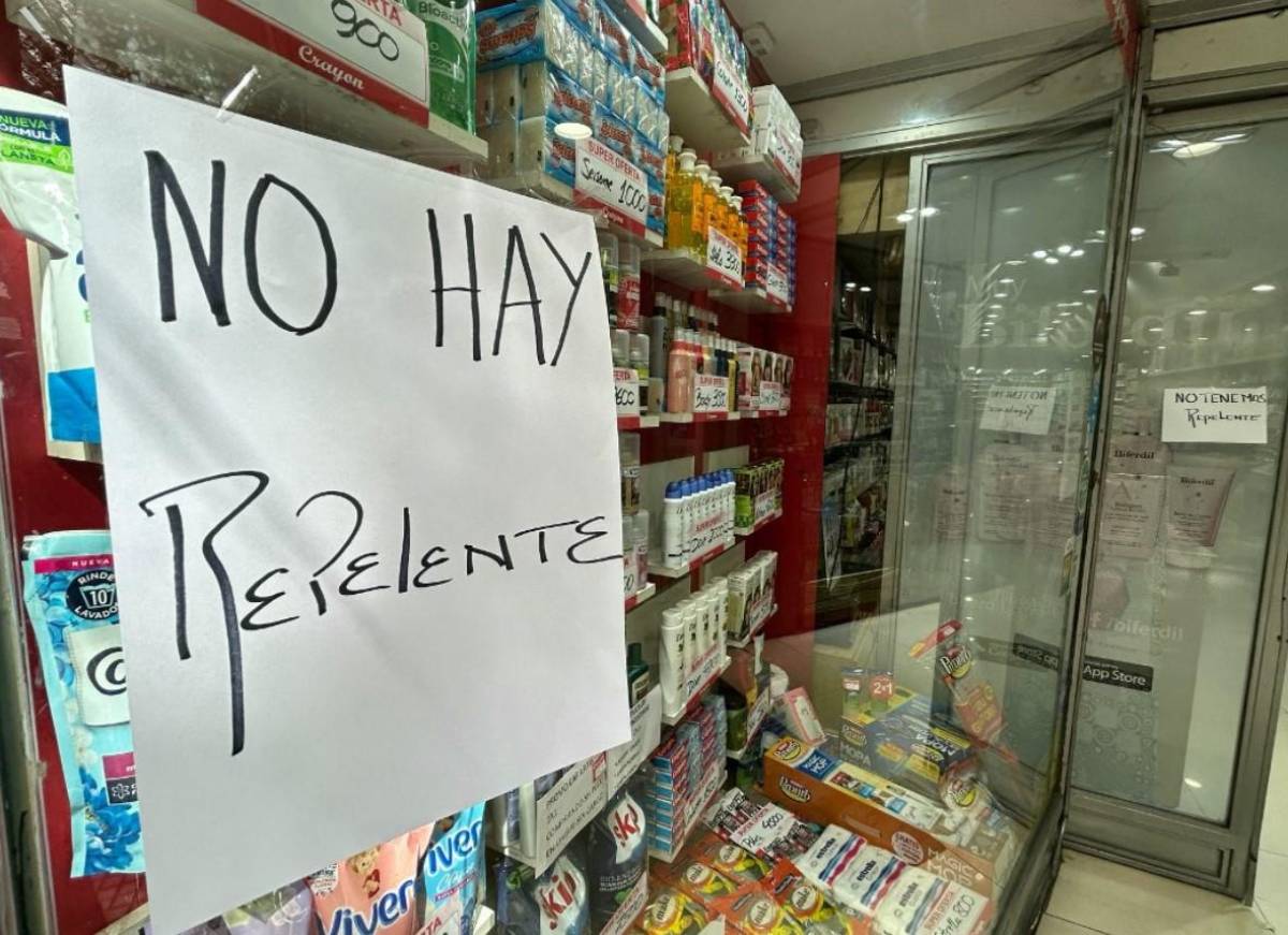 Argentinos batallan por conseguir repelente en el peor brote de dengue